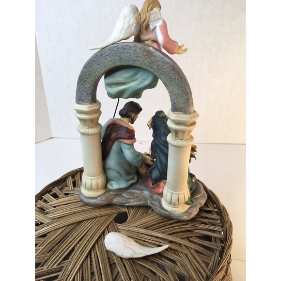 Avon Holiday Treasures Porcelain Figurines Nativity Mary Joseph Jesus 2002 - Picture 6 of 9